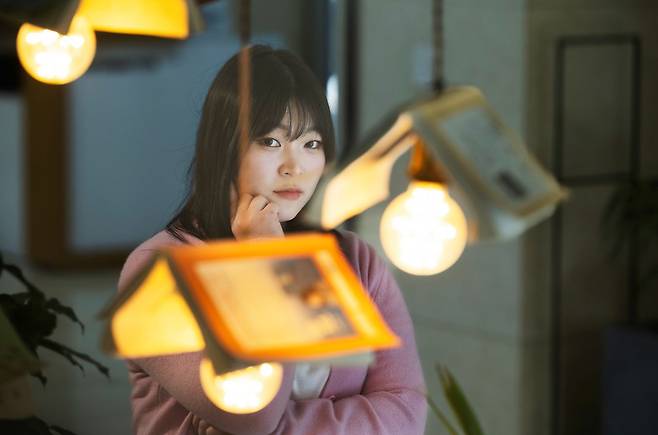 젊은 시인이라는 이유로 '문단의 아이돌'이라고 불리는 그다. "시인이 이미지나 수식어로 소비되는 현상은 흥미롭고, 반가운 부분도 있지만, 아무리 시대가 변해도 시인은 결국 문장으로 독자를 설득해야 한다고 생각해요." 권혁재 사진전문기자