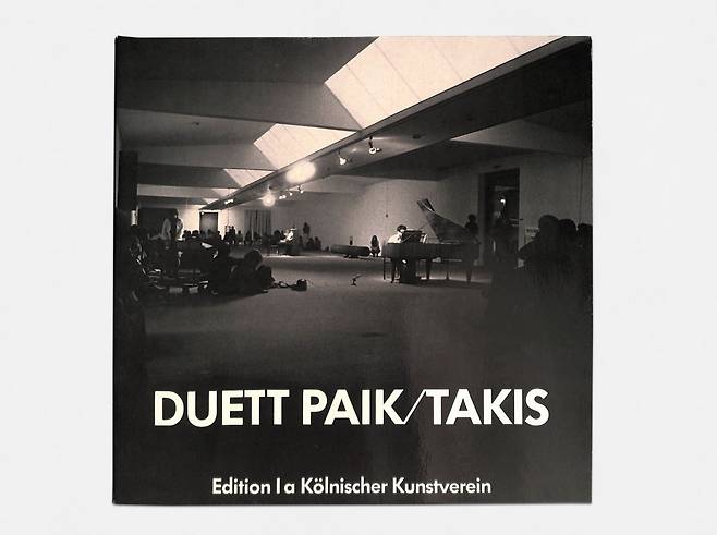 1979년 6월 20일, 백남준과 타키스가 함께 선보인 설치 및 퍼포먼스 작품 ‘듀엣’(Duett). 이 퍼포먼스는 작곡가 클라렌스 발로우(Klarenz Barlow)와 발터 짐머만(Walter Zimmerman)에 의해 녹음돼, 작가의 서명과 번호가 매겨진 200장의 한정판 LP로 발매됐다. /© Takis Foundation/ADAGP, Paris and DACS, London 2026. © Nam June Paik Estate. Photo © Lothar Schnepf/ Kölnischer Kunstverein