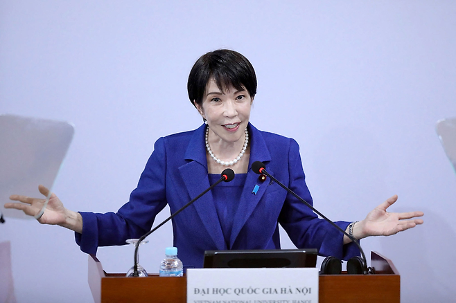 다카이치 사나에 일본 총리가 2일 베트남 하노이의 하노이 대학에서 연설하고 있다. AFP연합뉴스
