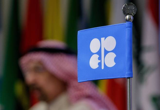 2017년 오스트리아 빈 석유수출국기구(OPEC) 본부에서 기자회견이 진행되는 가운데 OPEC 로고가 그려진 깃발이 보인다. EPA연합뉴스
