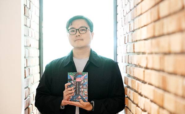 새 장편소설 ‘1939년 명성아파트’를 펴낸 추리소설가 무경이 최근 국제신문사 인근 카페에서 인터뷰를 한 뒤 포즈를 취하고 있다. 그의 새 장편소설은 출간 두 달 만에 4쇄를 찍으며 반향을 일으키고 있다.  김성효 기자 kimsh@kookje.co.kr