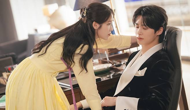IU as conglomerate heir Seong Hee-ju and Byeon Woo-seok as Prince I-an in the romantic comedy series ″Perfect Crown″ [MBC]
