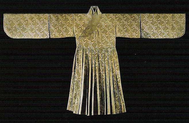 A cheollik, a traditional Korean garment, among clothing artifacts excavated in 2002 during the relocation of the tomb of Gen. Yi Eung-hae, a mid-Joseon military official, in Wonju, Gangwon [ENCYCLOPEDIA OF KOREAN CULTURE]