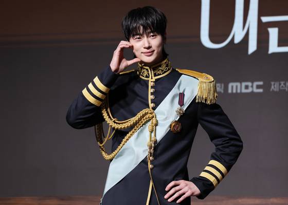 Byeon Woo-seok poses for a photo at a press conference for MBC romantic comedy series ″Perfect Crown″ at the Josun Palace hotel in Gangnam District, southern Seoul, on April 6. [YONHAP]
