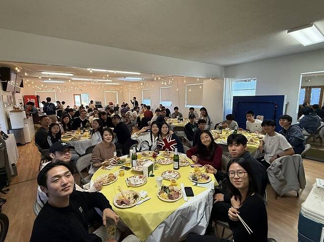 미국 뉴송교회 성도들이 최근 캘리포니아 라크라센타 교회에서 소그룹 모임을 진행하고 있다. 뉴송교회 제공