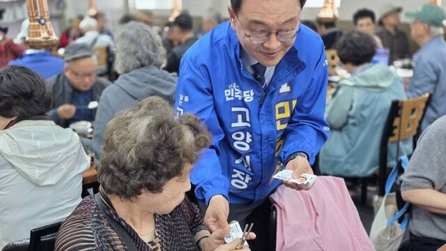 민경선 더불어민주당 고양시장 예비후보가 최근 고양시 관내에서 열린 한 시민단체 행사에 참석해 명함을 나눠주고 있다. 민경선 예비후보 선거사무소 제공