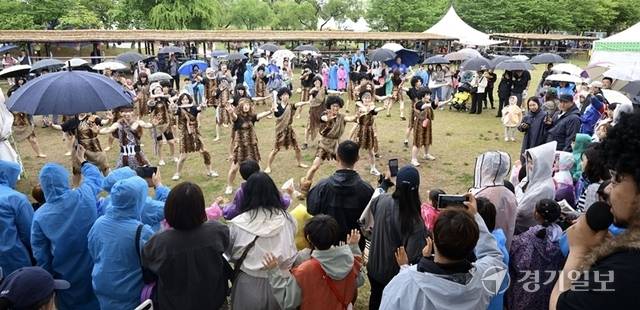 2일부터 연천군 전곡리 선사유적지 일원에서 열리고 있는 ‘제33회 연천 구석기축제’에 황금연휴를 맞아 많은 방문객이 몰리고 있다. 3일 축제장을 찾은 관광객들이 구석기 퍼포머들의 플래시몹을 관람하고 있다. 아슐리안 주먹도끼를 매개로 과거와 현재를 잇는 이번 축제는 ‘문명을 문화로! 웰컴 투 연천’을 주제로 5일까지 열린다. 조주현기자