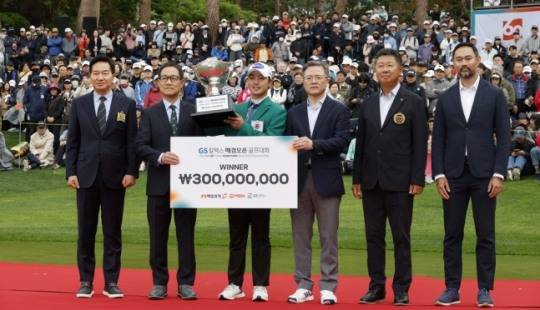3일 성남 남서울CC에서 열린 제45회 GS칼텍스 매경오픈 시상식에서 정철승 남서울CC 대표, 김정수 GS칼텍스 부사장, 송민혁 선수, 위정환 매일경제신문사 대표, 강형모 대한골프협회 회장, 초민탄트 아시안투어 최고경영자(왼쪽부터)가 촬영을 하고 있다. [GS칼텍스 대회조직위 제공]