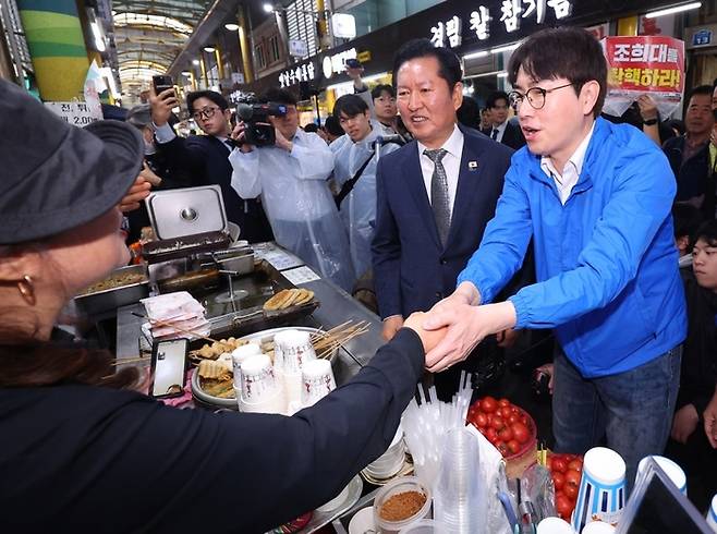 3일 오후 부산 북구 구포시장에서 더불어민주당 정청래 대표와 북갑 국회의원 보궐선거 출마를 공식화한 하정우 전 청와대 AI 미래기획수석이 상인들과 인사를 하고 있다. [연합뉴스]