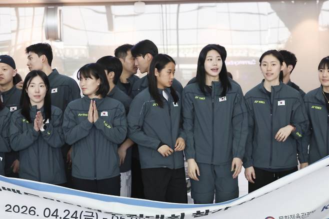 배드민턴 안세영과 배드민턴 대표팀 선수들이 지난 4월21일 오전 인천국제공항 제2여객터미널에서 덴마크에서 열리는 2026 세계남여배드민턴 선수권대회에 출전하기 전 기념촬영을 하고 있다. / 사진=뉴시스