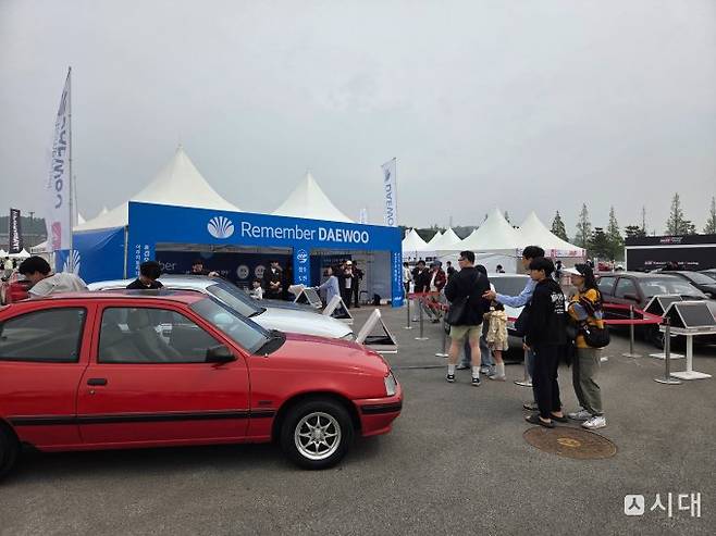 2일 충남 보령에서 열린 '2026 보령·AMC 국제 모터 페스티벌' 대우관에 관람객들이 모여있다. /사진=최유빈 기자