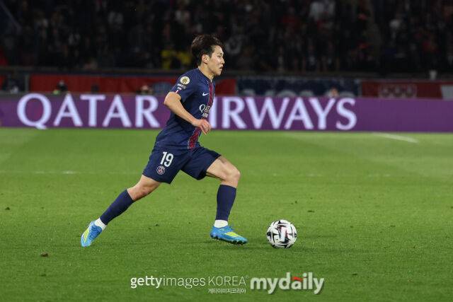 이강인이 리옹과의 2025-26시즌 프랑스 리그1 경기에서 드리블을 시도하고 있다./게티이미지코리아