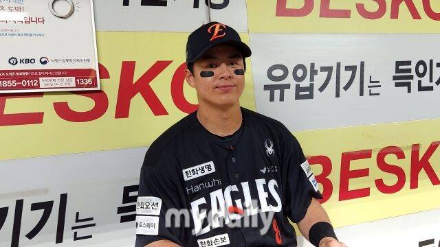 한화 노시환이 5월 2일 대구 삼성 라이온즈전을 마치고 취재진과 인터뷰를 하고 있다./대구 = 김경현 기자