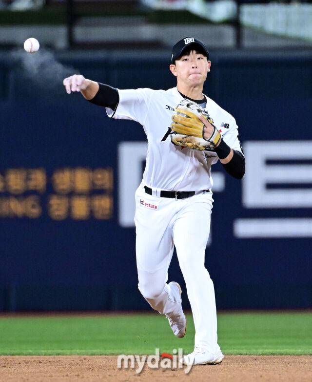 2026년 4월 30일 오후 경기도 수원KT위즈파크에서 열린 '2026 신한 SOL KBO리그' LG 트윈스와 KT 위즈의 경기. KT 유격수 이강민이 3회초 2사 후 LG 오스틴의 타구를 처리하고 있다./마이데일리