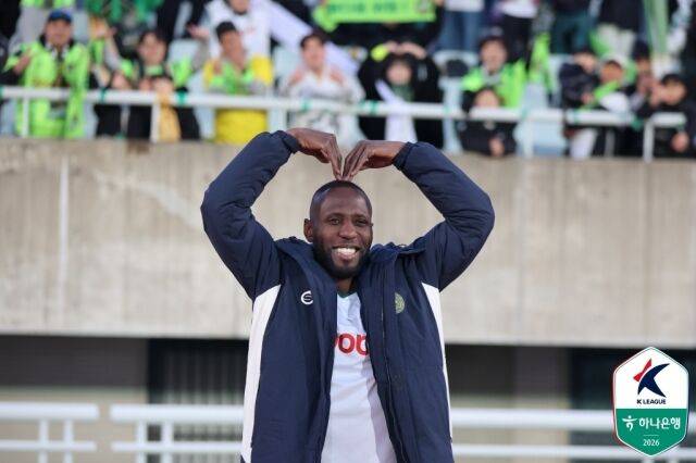 김포FC가 3일 목동종합운동장에서 서울 이랜드와 원정 경기를 치른다. 루이스가 교체 명단에서 투입을 대기한다./프로축구연맹 제공