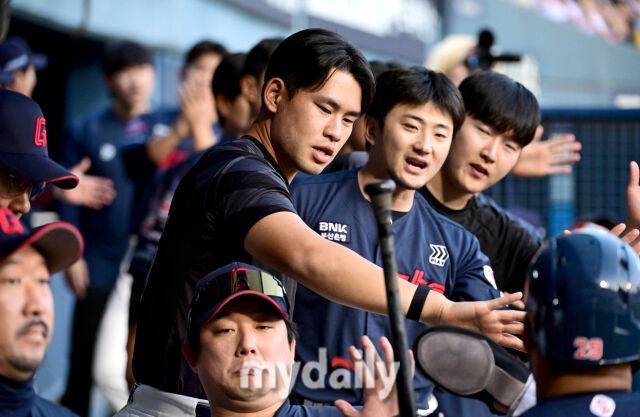 2026년 4월 16일 오후 서울 잠실구장에서 열린 '2026 신한 SOL KBO리그' 롯데 자이언츠와 LG 트윈스의 경기. 롯데 3루 주자 레이예스가 1회초 2사 1.3루서 윤동희의 1타점 2루타 때 홈을 밟자 김진욱이 축하하고 있다./마이데일리