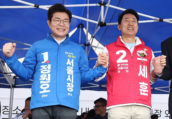 정원오(왼쪽) 더불어민주당 서울시장 후보, 오세훈 국민의힘 서울시장 후보가 3일 서울 효창운동장에서 열린 서울특별시장기 축구대회 개회식에 참석해 기념촬영을 하고 있다. [연합]