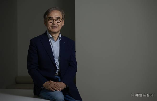 가마치통닭 창업주 김재곤 회장이 지난달 24일 오전 본사 집무실에서 포즈를 취하고 있다. 임세준 기자