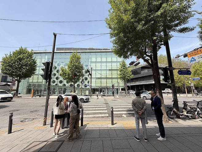 [서울=뉴시스] 유지담 인턴기자 = 한남동 한강진역 3번 출구에서 아래로 내려오면 맞은 편에 5층 규모의 '꼼데가르송' 건물이 보인다.  *재판매 및 DB 금지