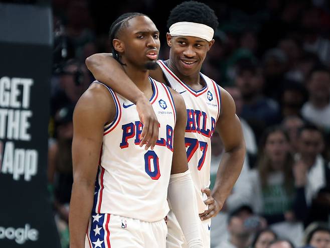 [보스턴=AP/뉴시스] 미국프로농구(NBA) 필라델피아 세븐티식서스의 타이리스 맥시(왼쪽), VJ 에지컴. 2026.05.02.