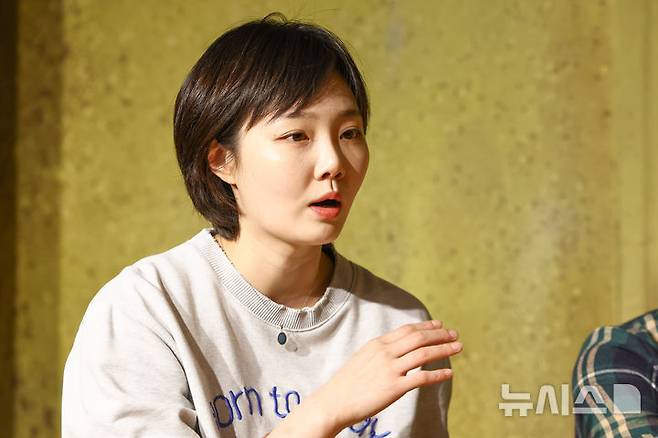 [서울=뉴시스] 황준선 기자 = 연극 '사랑해 엄마'에 출연하는 배우 손수아가 29일 서울 종로구 극장 아트하우스에서 뉴시스와 인터뷰를 하고 있다. 2026.04.29. hwang@newsis.com