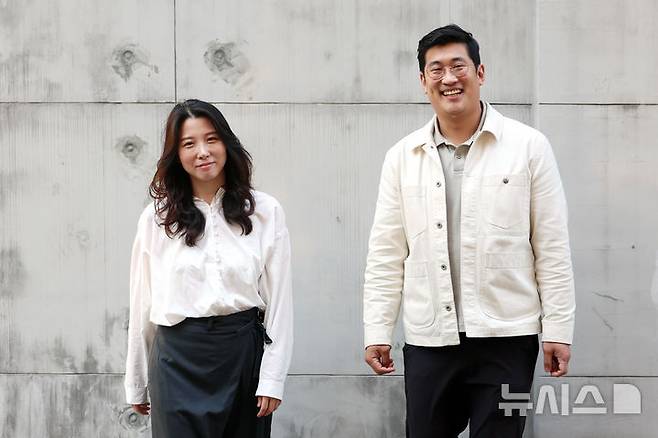 [서울=뉴시스] 조성우 기자 = 뮤지컬 '쉐도우'의 김현준(오른쪽) 연출가와 허재인 작가가 지난달 30일 서울 강남구 압구정로에서 뉴시스와 인터뷰에 앞서 포즈를 취하고 있다. 2026.05.03. xconfind@newsis.com