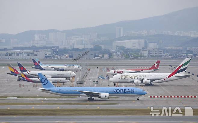 [인천공항=뉴시스] 김근수 기자 = 5월부터 주요 항공사의 유류할증료를 인상한 가운데 3일 오전 인천국제공항에서 항공기가 활주로에 계류해 있다. 2026.05.03. ks@newsis.com