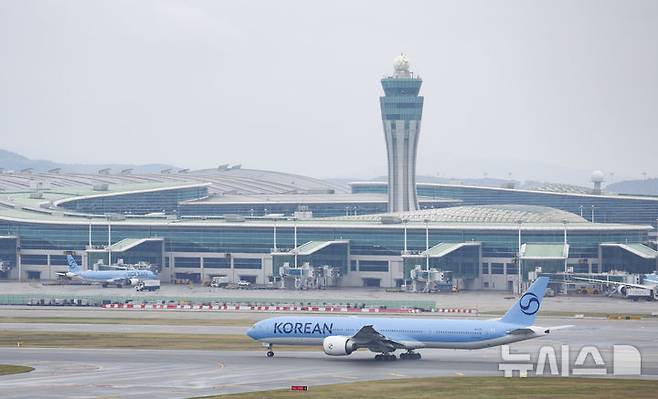 [인천공항=뉴시스] 김근수 기자 = 5월부터 주요 항공사의 유류할증료를 인상한 가운데 3일 오전 인천국제공항에서 항공기가 활주로에 계류해 있다. 2026.05.03. ks@newsis.com