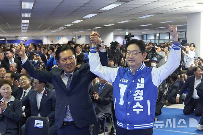 [창원=뉴시스]3일 오후 더불어민주당 김경수 경남도지사 후보 선거사무소 개소식에 참석한 정청래 당대표가 김경수 후보의 손을 들어 인사하고 있다.(사진=김경수후보 선거사무소 제공) 2026.05.03. photo@newsis.com