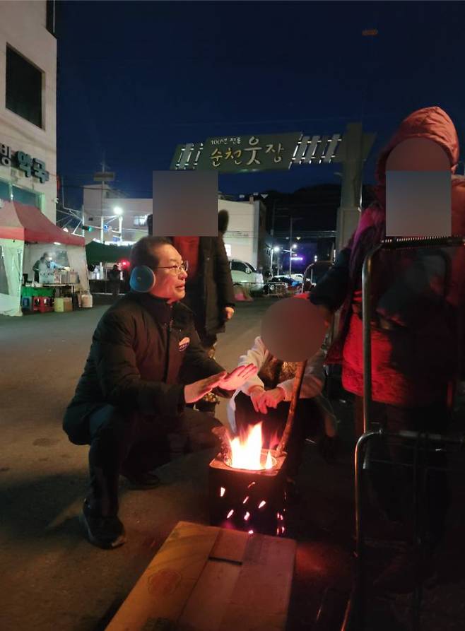 손훈모 순천시장 후보가 순천 웃장에서 상인과 만나고 있다. 손훈모 후보 제공