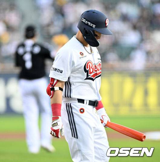 [OSEN=잠실, 이대선 기자] 24일 서울 잠실야구장에서 2026 신한 SOL KBO리그 두산 베어스와 LG 트윈스의 경기가 열렸다.이날 두산은 최승용, LG는 임찬규를 선발로 내세웠다.1회말 1사에서 두산 손아섭이 라인드라이브 아웃으로 물러나고 있다. 2026.04.24 /sunday@osen.co.kr