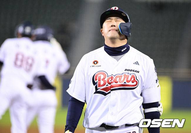 [OSEN=잠실, 조은정 기자]7일 서울 잠실야구장에서 '2026 신한 SOL Bank KBO리그' 키움 히어로즈와 두산 베어스의 경기가 열렸다.이날 두산은 최승용, 키움은 배동현을 선발로 내세웠다.4회말 1사 만루에서 동점 희생타를 날린 두산 양석환이 아쉬워하고 있다. 2026.04.07 /cej@osen.co.kr