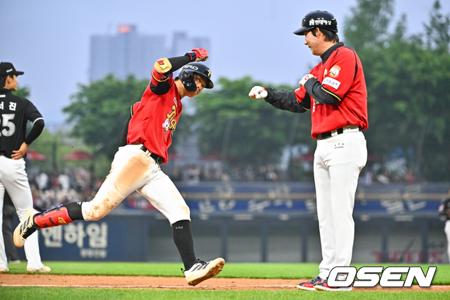 [OSEN=광주, 박준형 기자] 2일 오후 광주 북구 광주기아챔피언스필드에서 2026 신한 SOL KBO리그 KIA 타이거즈와 KT 위즈의 경기가 진행됐다.이날 KIA는 황동하를, KT는 오원석을 선발투수로 내세웠다.6회말 2사 1루 KIA 박재현이 2점 홈런을 날리고 베이스를 돌고 있다. 2026.05.02 / soul1014@osen.co.kr