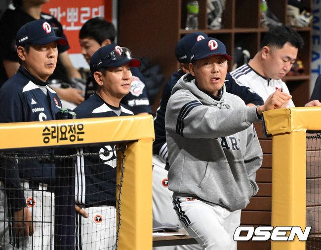 [OSEN=고척, 이대선 기자] 3일 서울 고척스카이돔에서 2026 신한 SOL KBO리그 키움 히어로즈와 두산 베어스의 경기가 열렸다.이날 키움은 박준현, 두산 곽빈을 선발로 내세웠다.6회초 두산 김원형 감독이 경기를 바라보고 있다. 2026.05.03 /sunday@osen.co.kr