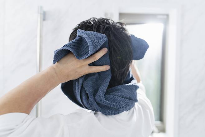 샤워타월과 샤워볼은 사용 후 충분히 헹구고 말려야 한다. 젖은 상태로 욕실에 오래 방치하면 세균이 번식하기 쉬운 환경이 될 수 있다. 게티이미지