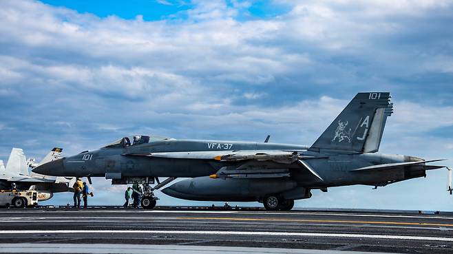 미 해군 F/A-18E/F 전투기가 핵항모 제럴드 포드함 비행갑판에서 이륙을 준비하고 있다. 미 중부사령부 제공