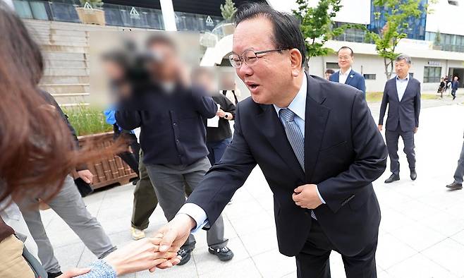 지난 1일 대구 북구 대구복합스포츠타운 시민체육관에서 열린 한국노총 노동절 기념대회에서 더불어민주당 김부겸 대구시장 예비후보가 행사 참석자들과 인사하고 있다. 연합뉴스