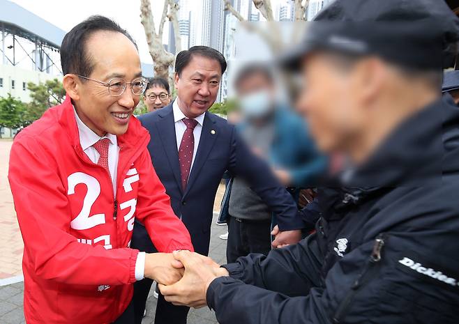 추경호 국민의힘 대구시장 후보가 지난 1일 대구 북구 시민체육관에서 열린 한국노총 노동절 기념대회에서 참석자들과 만나 인사 나누고 있다. 뉴스1