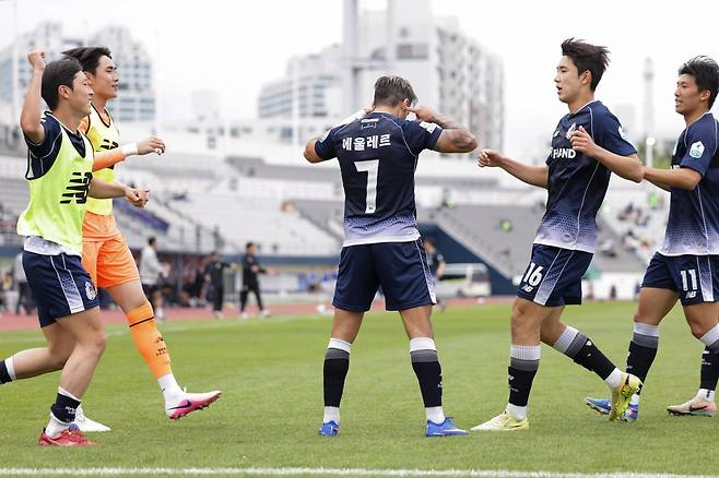 서울 이랜드 에울레르가 3일 목동종합운동장에서 열린 김포와 홈경기서 팀의 두 번째 골을 넣은 뒤 양 손을 귀에 갖다대는 세리머니를 하고 있다. 사진제공｜한국프로축구연맹