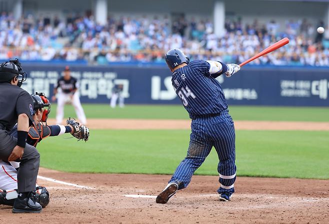 삼성 최형우가 3일 대구 한화전 9회말 이날 자신의 4번째 안타를 때려내며 KBO 리그 통산 최다안타 1위로 올라서고 있다. 삼성 라이온즈 제공