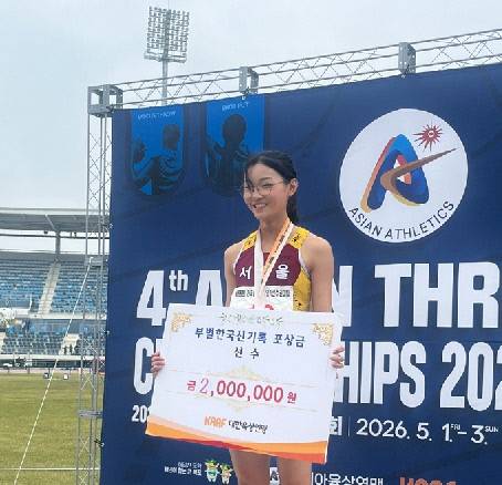 왕서윤이 2일 전남 목포종합경기장에서 열린 제55회 전국종별육상경기선수권대회 여자 중등부 100ｍ에서 여자 중등부 한국기록으로 우승한 뒤 포즈를 취하고 있다. 대한육상연맹 제공