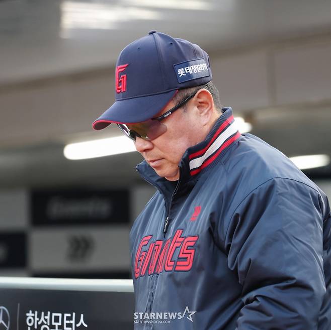 2026 신한 SOL KBO리그 롯데 자이언츠 대 두산 베어스 경기가 23일 부산 사직야구장에서 열렸다.  롯데 김태형 감독이 깊은 상념에 잠긴 채 경기 개시를 기다리고 있다. /사진=김진경 대기자