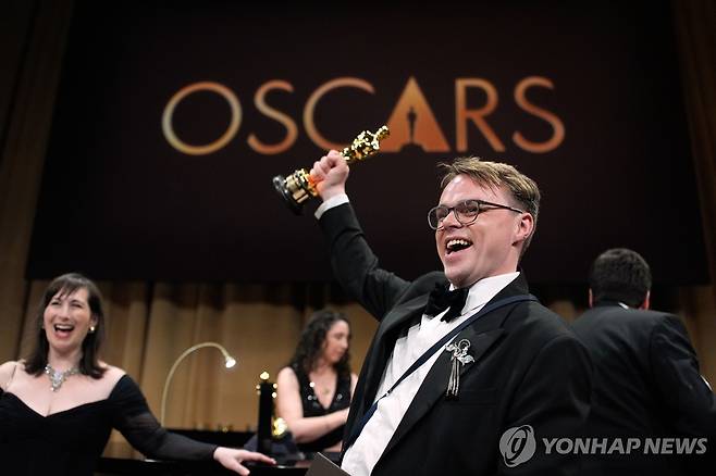오스카상 받고 기뻐하는 탈란킨 감독 파벨 탈란킨 감독이 지난 3월 15일(현지시간) 미국 로스앤젤레스에서 열린 아카데미 영화상(오스카상) 시상식에서 다큐멘터리 부문을 수상하고 트로피를 들어보이며 기뻐하고 있다. [AP=연합뉴스 자료사진]