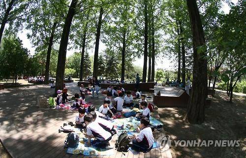 봄소풍 나온 초등학생들 [연합뉴스 자료사진]