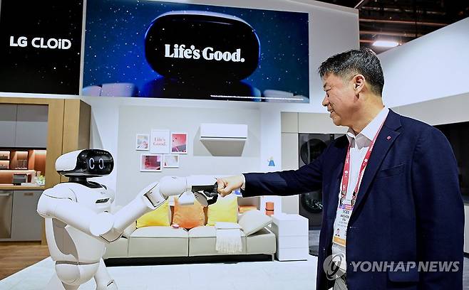 LG 클로이드와 주먹인사 하는 LG전자 류재철 CEO [LG전자 제공. 재판매 및 DB 금지]