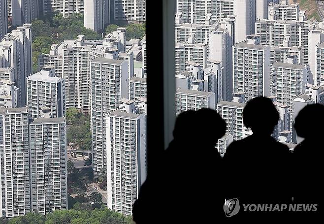 반토막난 서울 아파트 전세 물량 (서울=연합뉴스) 김성민 기자 = 봄 이사 철이 한창인 가운데 서울 아파트 전세 매물이 2년 전 대비 절반 가까이 줄어든 것으로 나타났다.
    19일 부동산 빅데이터 업체 아실에 따르면 전날 기준 서울 아파트 전세 매물은 1만5천427건으로, 2년 전인 2024년 4월 18일(3만750건) 대비 49.9% 급감했다.
    이날 서울 송파구 롯데월드타워에서 바라본 아파트의 모습. 2026.4.19 ksm7976@yna.co.kr