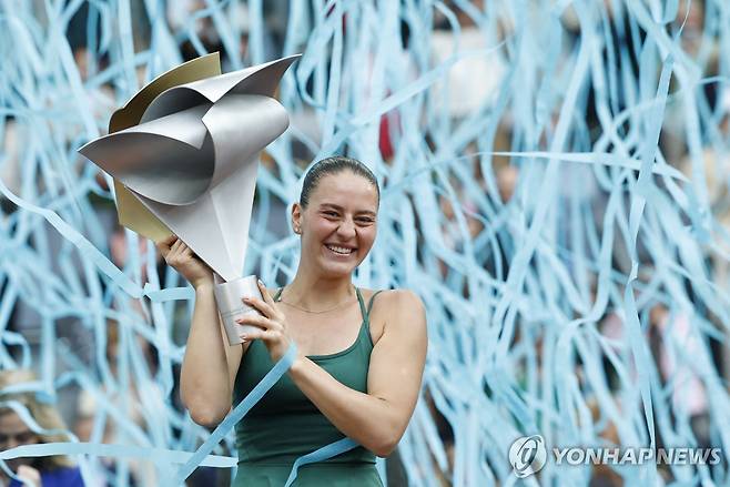 여자프로테니스 투어 무투아 마드리드오픈(WTA 1000) 단식에서 우승한 마르타 코스튜크 [EPA=연합뉴스]