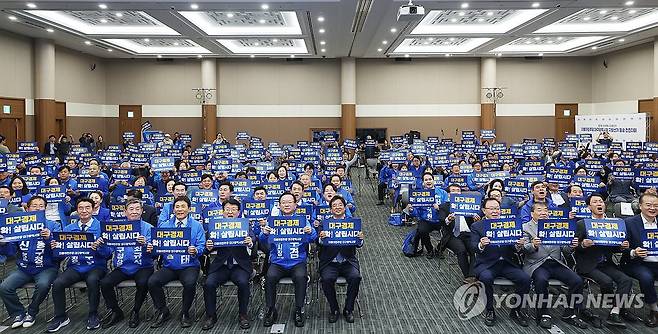 김부겸, 지방선거 전진대회서 퍼포먼스 (대구=연합뉴스) 박세진 기자 = 더불어민주당 김부겸 대구시장 예비후보가 3일 대구 북구 엑스코에서 열린 민주당 대구시당 지방선거 필승 전진대회에 참석해 출마자 및 당원들과 퍼포먼스를 하고 있다. 2026.5.3 psjpsj@yna.co.kr