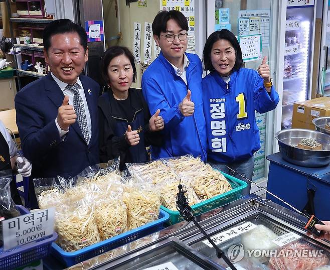 구포시장 찾은 정청래·하정우 (부산=연합뉴스) 손형주 기자 = 3일 오후 부산 북구 구포시장에서 더불어민주당 정청래 대표와 북갑 국회의원 보궐선거 출마를 공식화한 하정우 전 청와대 AI 미래기획수석, 정명희 북구청장 후보가 상인들과 사진을 찍고 있다. 2026.5.3 handbrother@yna.co.kr