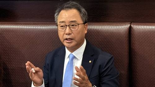 채병득 금융결제원장 (사마르칸트[우즈베키스탄]=연합뉴스) 임지우 기자 = 채병득 금융결제원장이 3일 아시아개발은행(ADB) 연차총회 참석차 방문한 우즈베키스탄 사마르칸트의 한 식당에서 기자간담회를 하고 있다. 2026.05.03 [금융결제원 제공. 재판매 및 DB 금지]